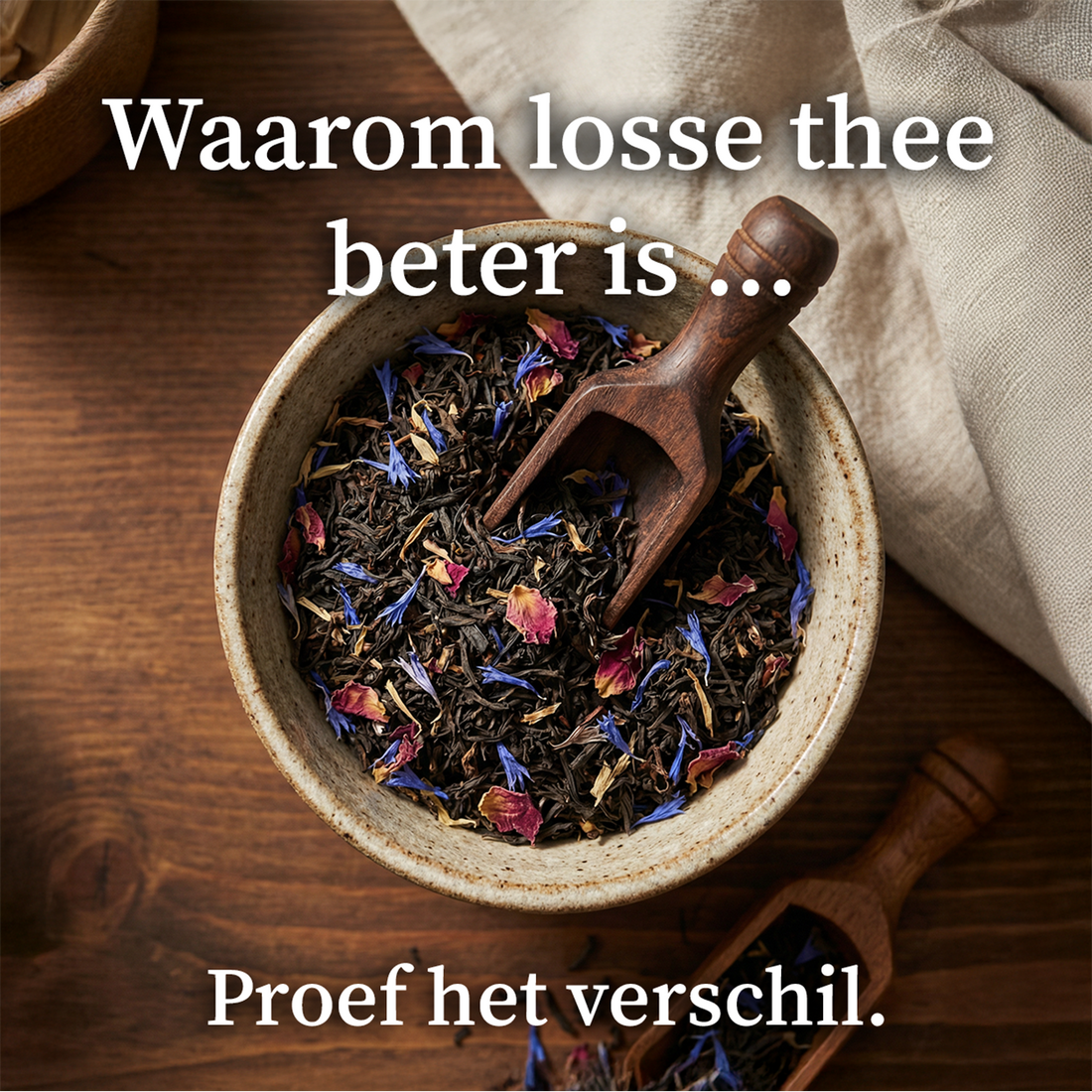 Losse theebladeren naast een theepot - vergelijking losse thee en theezakjes