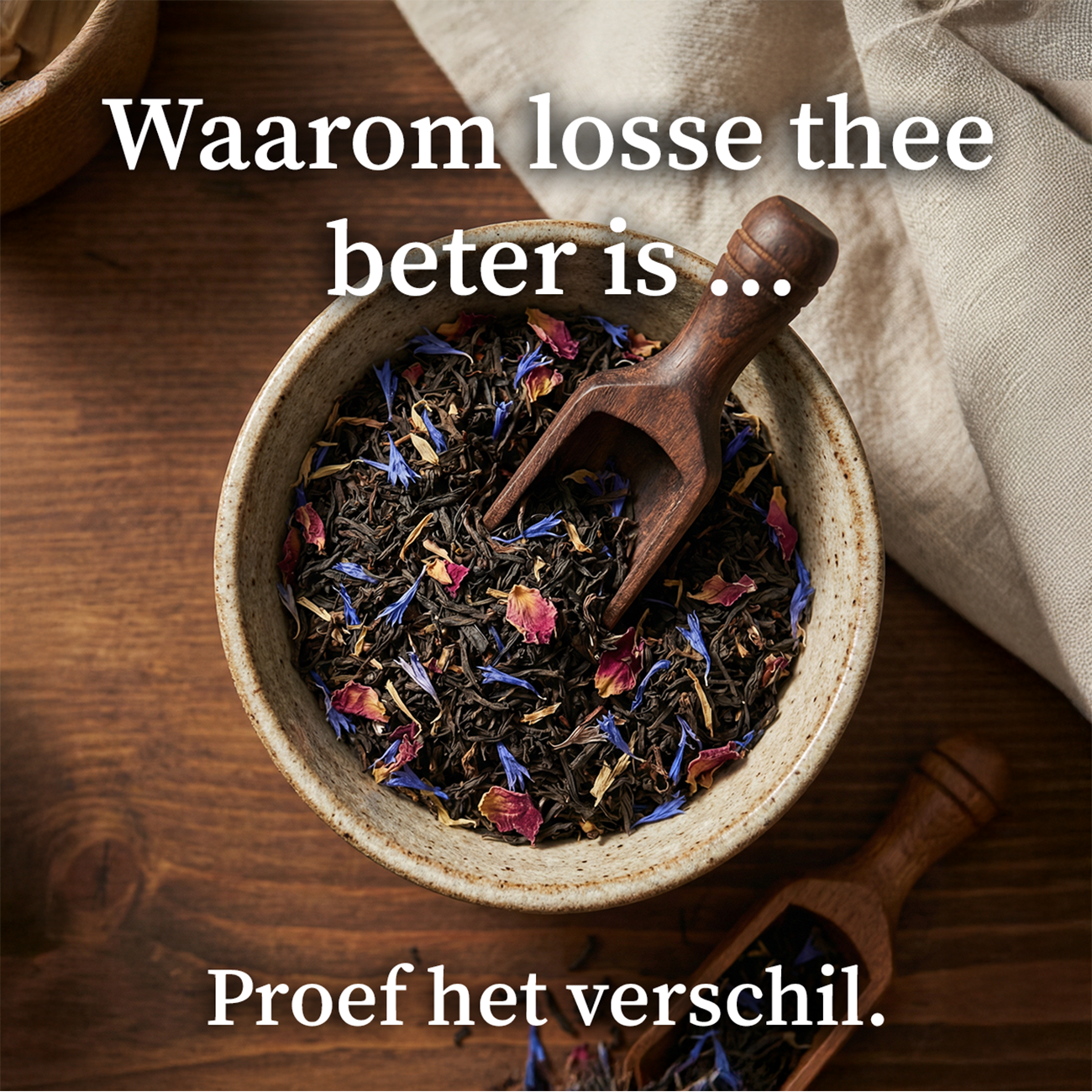 Losse theebladeren naast een theepot - vergelijking losse thee en theezakjes