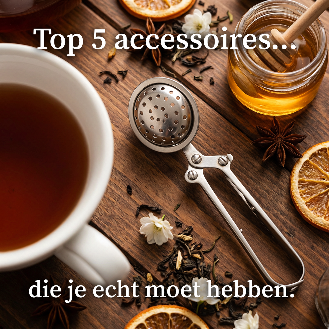 Thee-accessoires uitgestald: theepot, filter, maatschepje en theekopje
