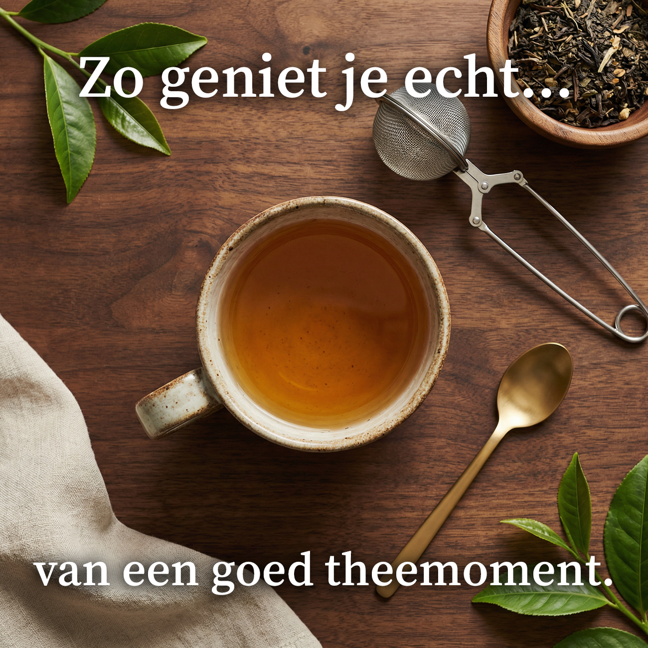 Dampend kopje losse thee op een houten tafel - theemoment thuis
